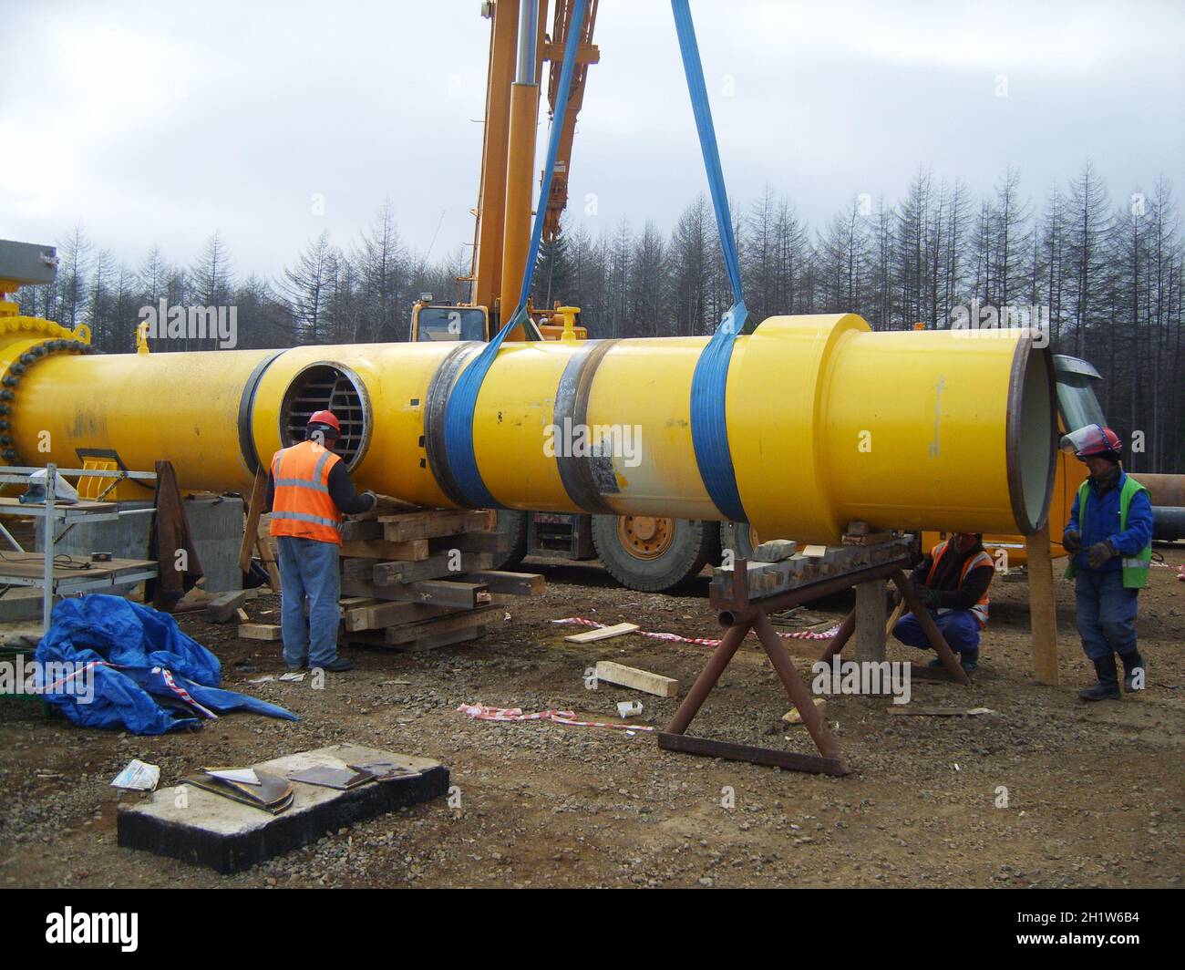 , Sakhalin in Russia - 12 Novembre 2014: costruzione di un gasdotto sul terreno. Il trasporto dei vettori energetici. Foto Stock