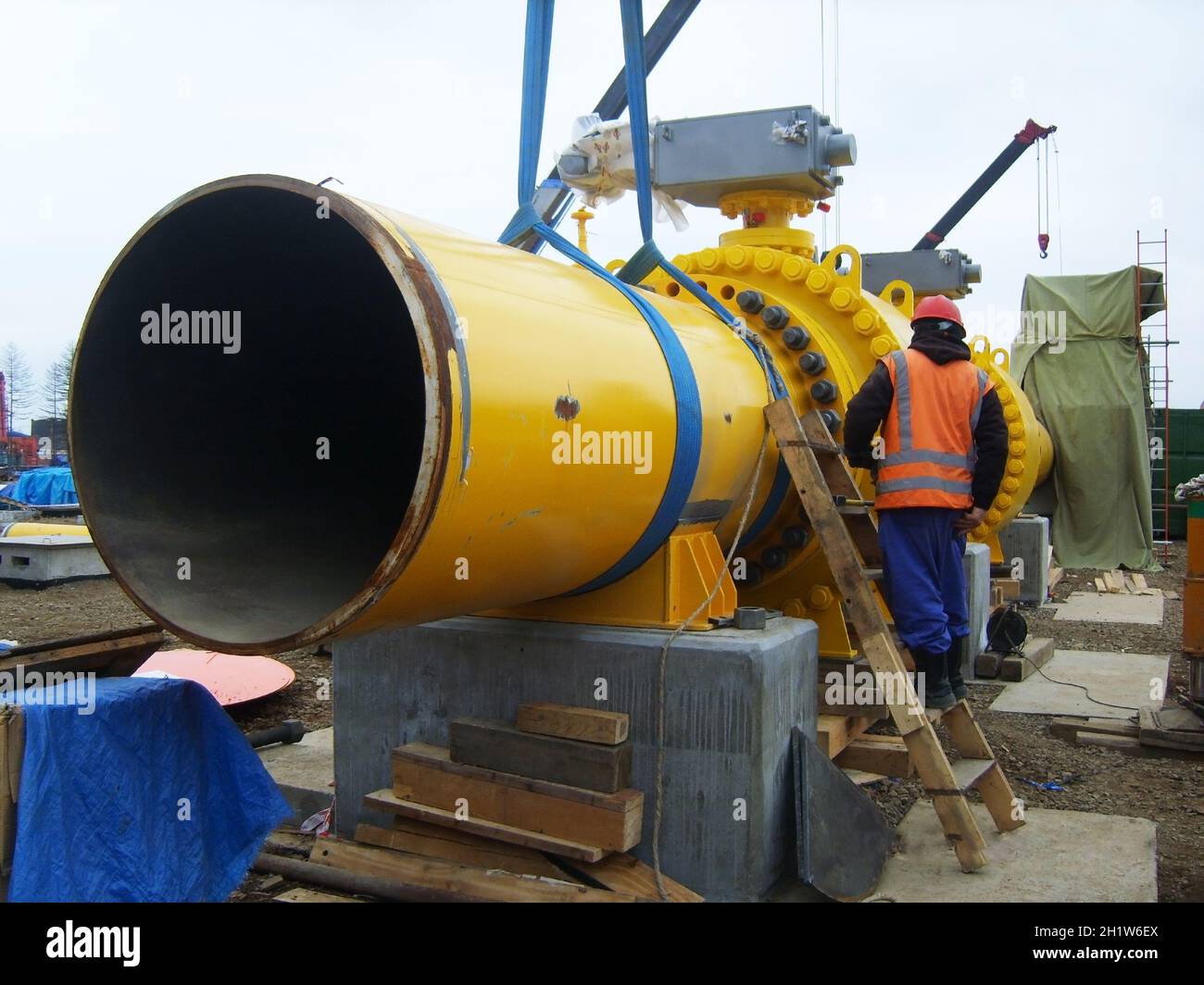 , Sakhalin in Russia - 12 Novembre 2014: costruzione di un gasdotto sul terreno. Il trasporto dei vettori energetici. Foto Stock