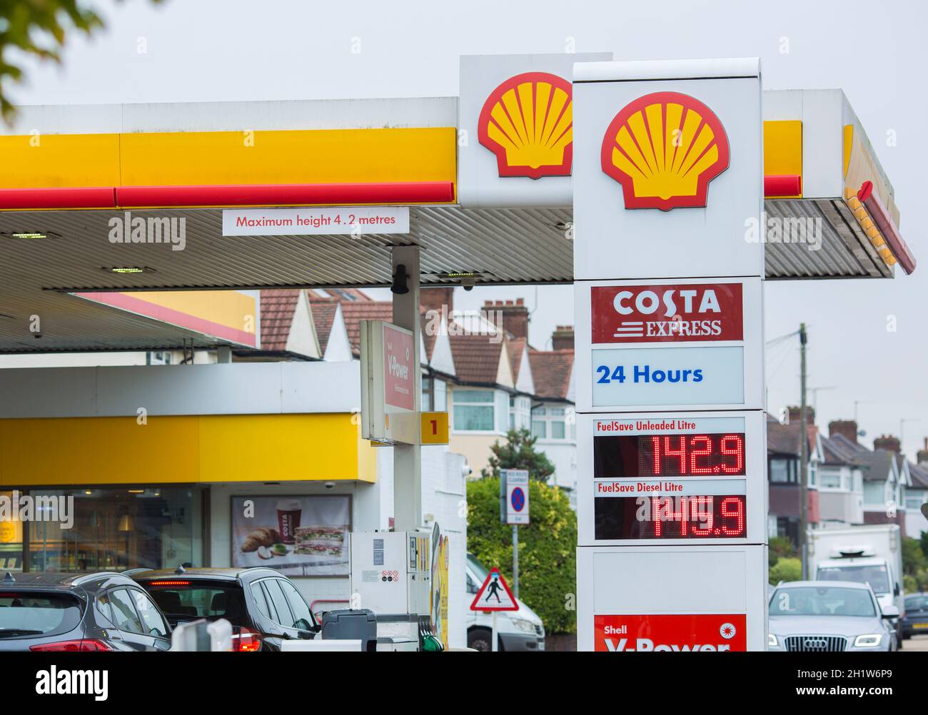 I prezzi della benzina superiori a `£1.4 per litro sono esposti presso le stazioni di servizio nella zona est di Londra, 16 ottobre 2021. Foto Stock