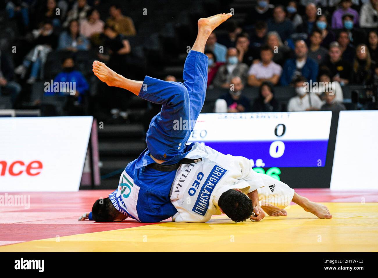 Men -81 kg, la medaglia d'argento Tato Grigalashvili della Georgia lancia Sotaro Fujiwara del Giappone durante l'evento Paris Grand Slam 2021, Judo il 17 ottobre 2021 all'AccorHotels Arena di Parigi, Francia. Foto di Victor Joly/ABACAPRESS.COM Foto Stock