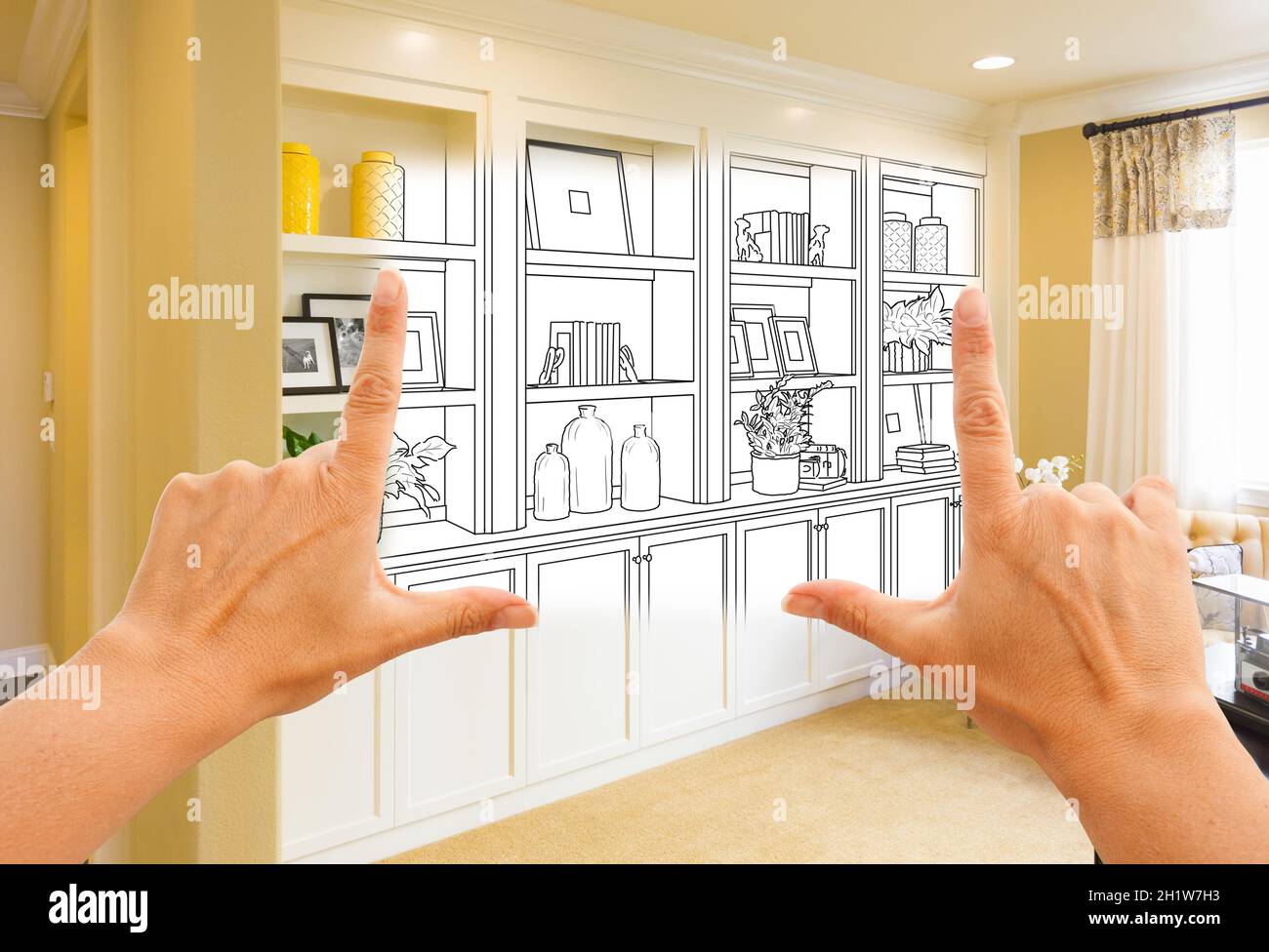 Mani il framing Custom Built-in ripiani di armadi e disegno di progetto con la sezione delle foto finito. Foto Stock