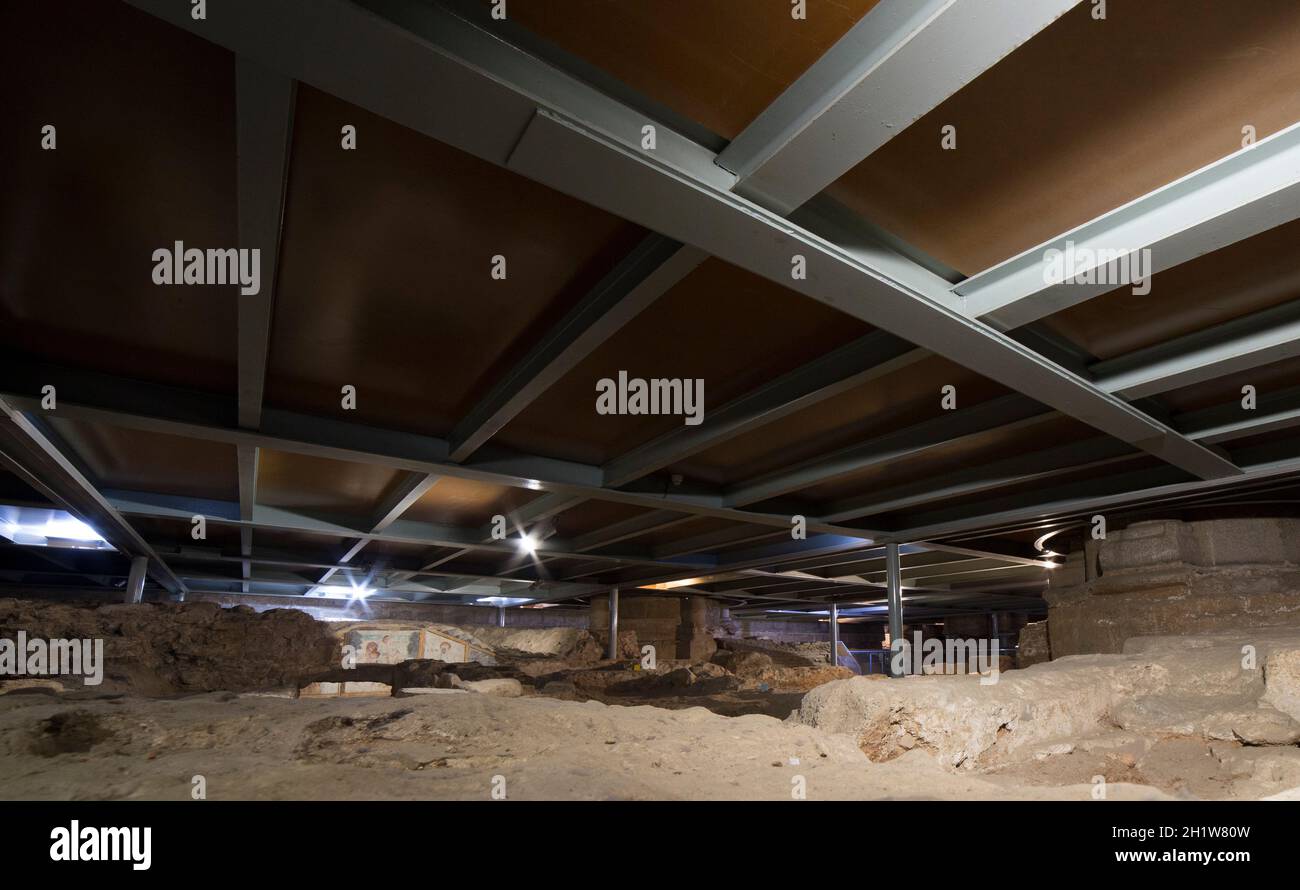 Merida, Spagna - 28 febbraio 2021: Cripta della Basilica di Santa Eulalia a Merida. Una vetrina della città venti secoli di storia, Estremadura, Spagna Foto Stock