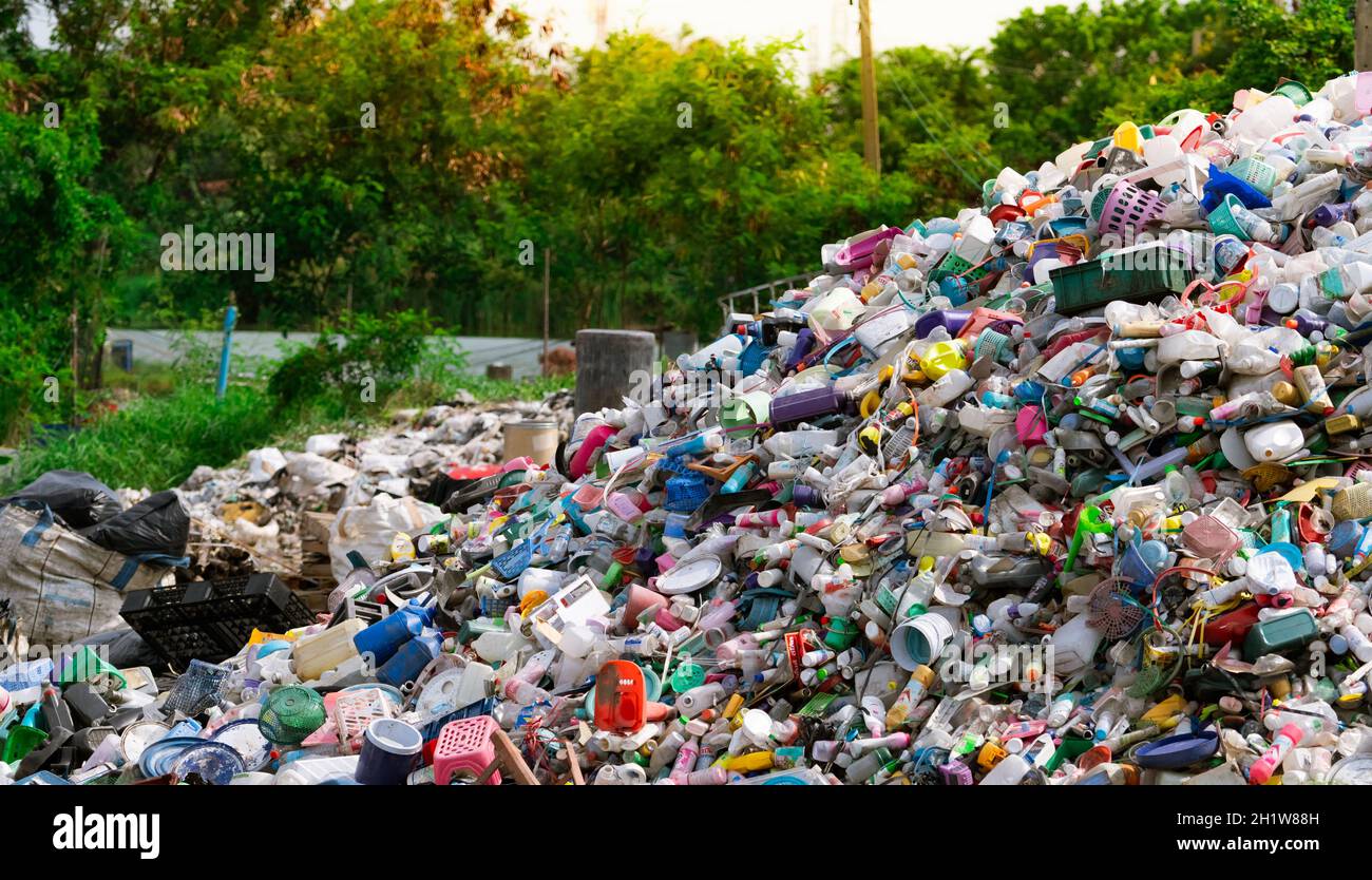 BANGKOK, THAILANDIA-15 MAGGIO 2021 : pila di bottiglia di plastica. Rifiuti di bottiglie di plastica per il riciclaggio nel settore del riciclaggio. Rifiuti domestici di plastica da riciclare. Foto Stock