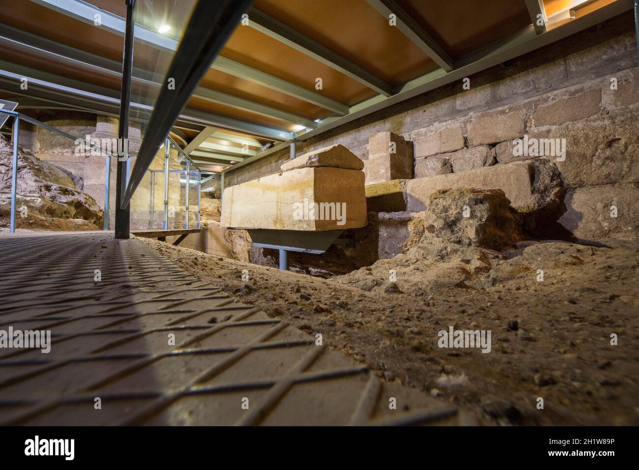 Merida, Spagna - 28 febbraio 2021: Cripta della Basilica di Santa Eulalia a Merida. Una vetrina della città venti secoli di storia, Estremadura, Spagna Foto Stock
