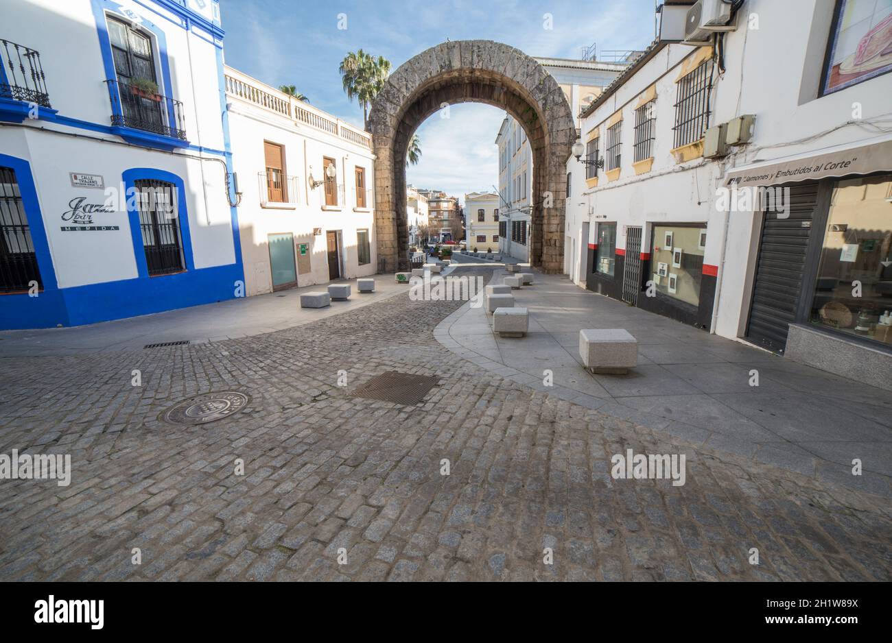 Merida, Spagna - 14 febbraio 2021: Arco romano di Traiano, porta monumentale di accesso all'antica Emerita Augusta, Merida, Spagna. Panoramica Foto Stock