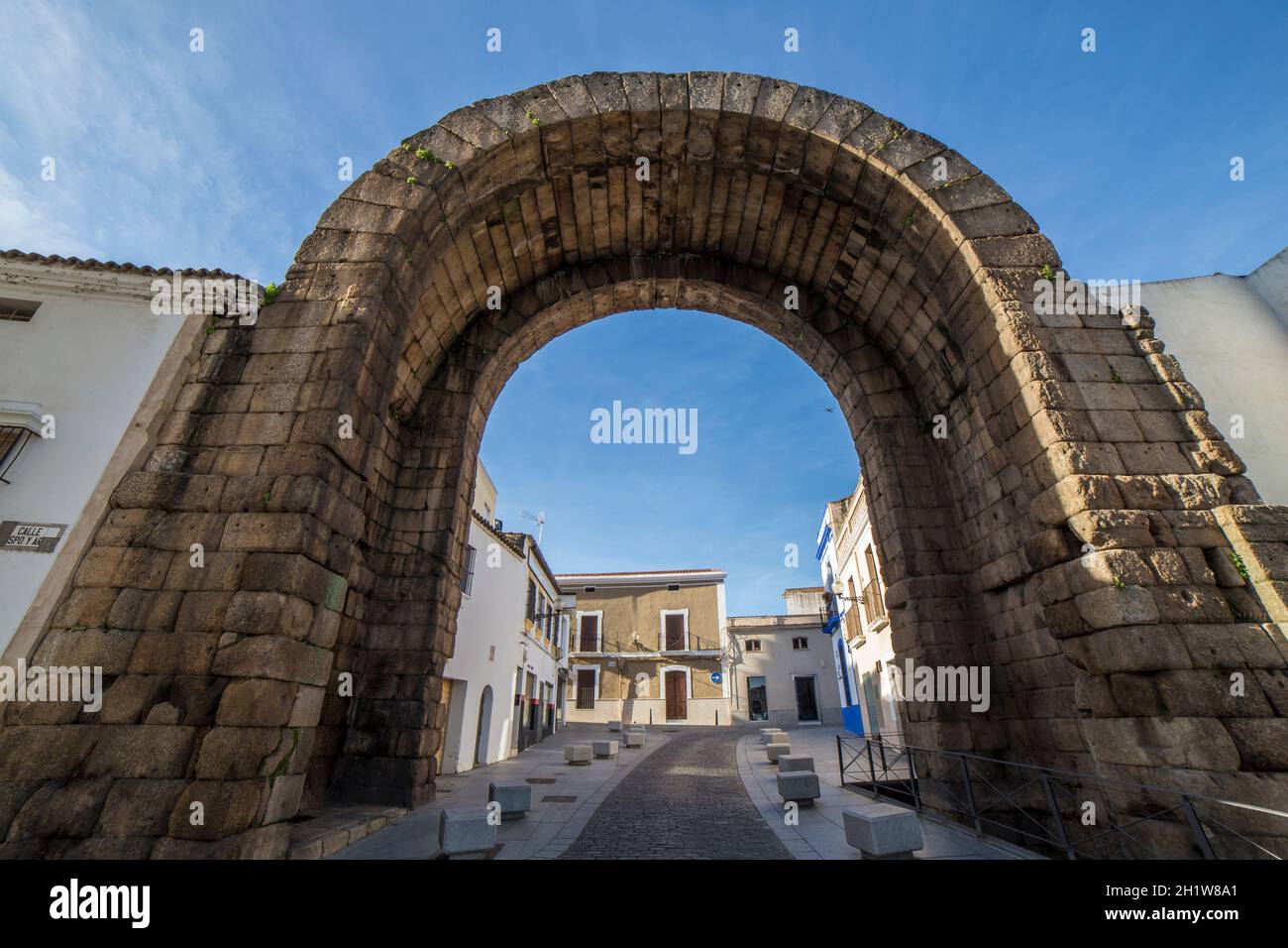 Arco romano di Traiano, monumentale gateway di accesso all'antica Emerita Augusta, Merida, Spagna. Vista panoramica Foto Stock