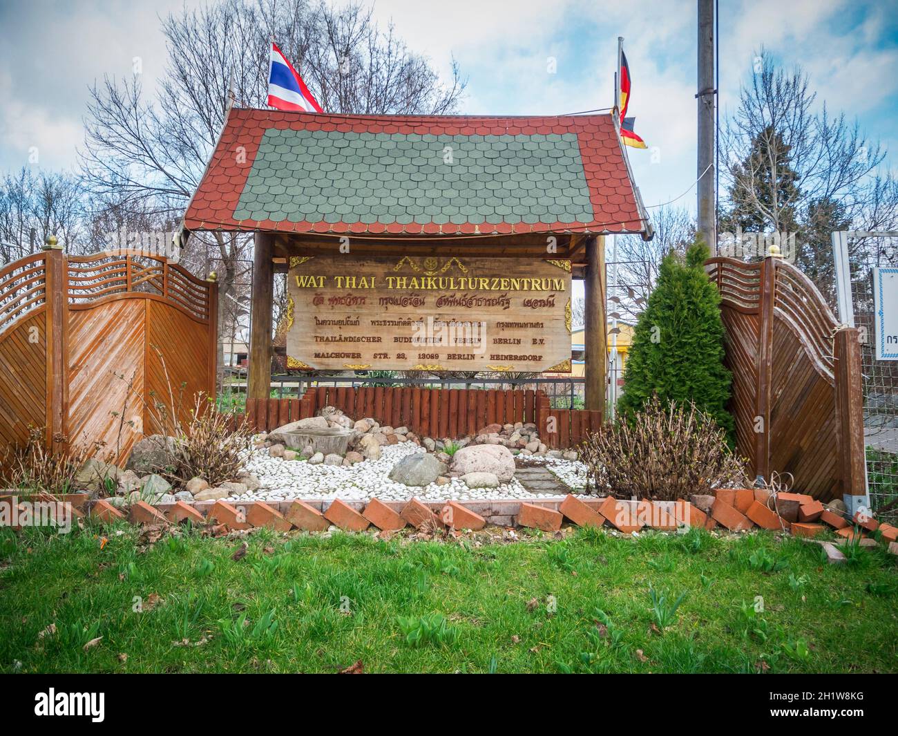 Cartello d'ingresso coperto di fronte al Wat Thai Thaikulturzentrum di Berlino-Heinersdorf su Malchower Straße nel 2019. Foto Stock