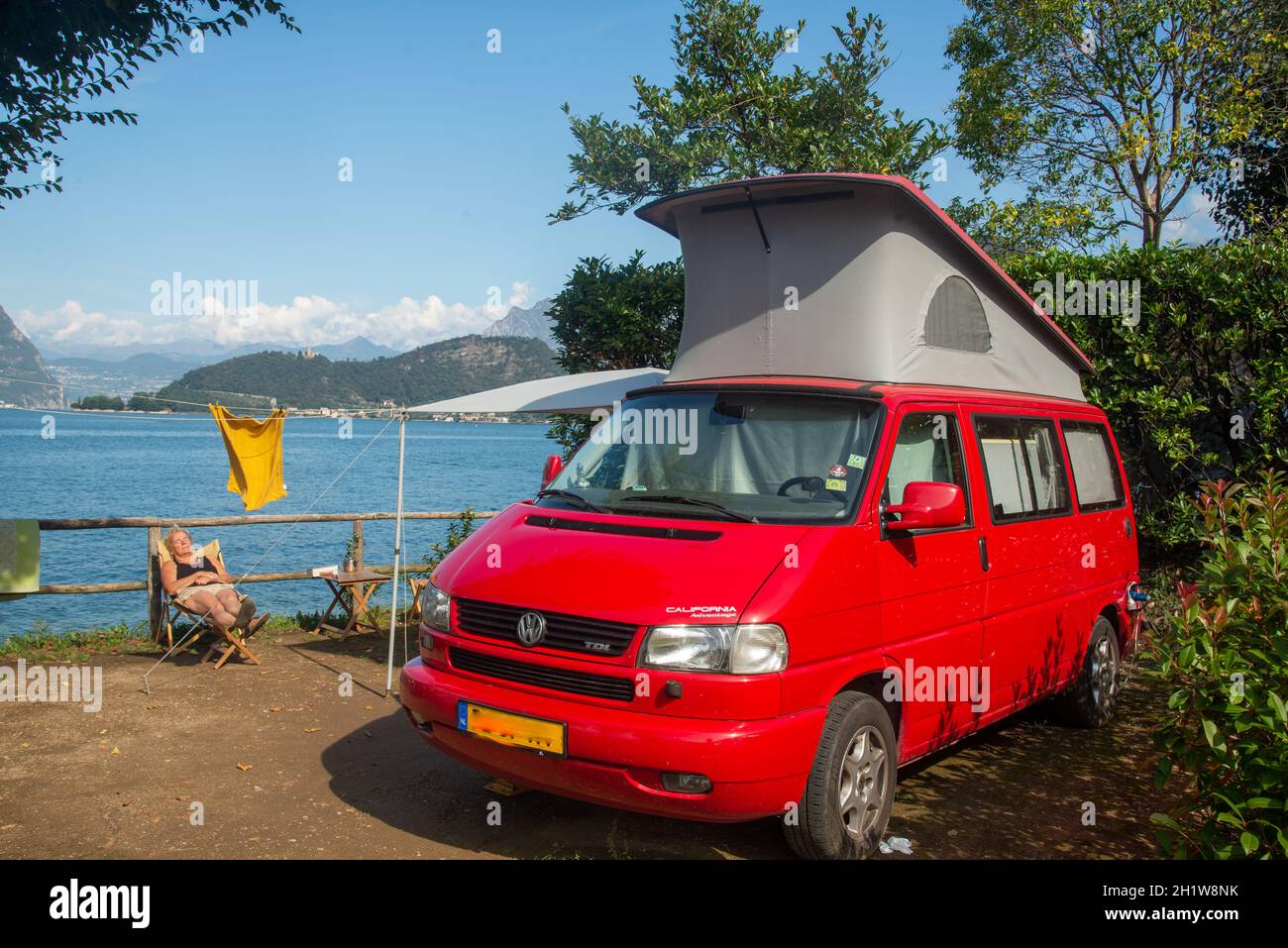 Red VW T4 campervan al lago d'Iseo in Italia Foto Stock