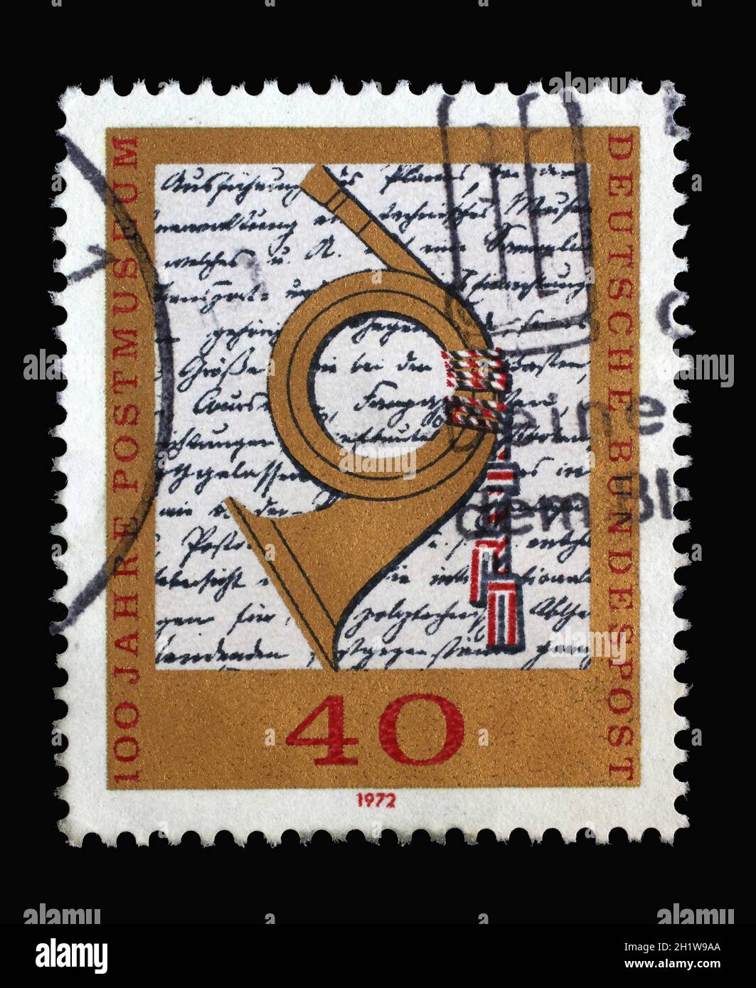 Timbro stampato in Germania mostra pagina da Heinrich von Stephan decreto che istituisce il museo: Posthorn e decreto, circa 1972 Foto Stock