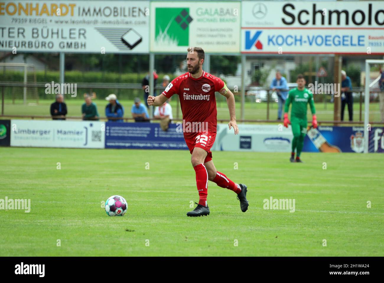 Tobias Klein (Bahlinger SC) mit Ball, Fussball-RL SW 20-21: 41. Sptg: Bahlinger SC - FK Pirmasens Foto Stock