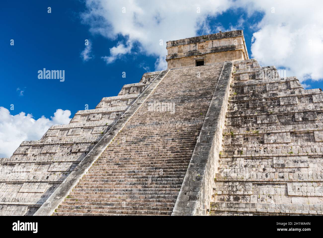 Mayan El Castillo Piramide presso il sito archeologico di Chichen Itza, Messico Foto Stock