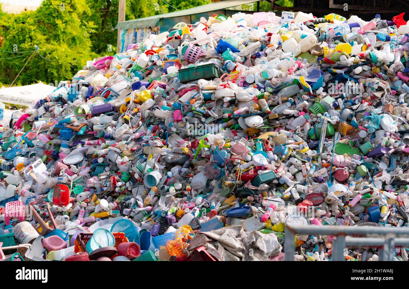 BANGKOK, THAILANDIA-15 MAGGIO 2021 : pila di bottiglia di plastica. Rifiuti di bottiglie di plastica per il riciclaggio nel settore del riciclaggio. Rifiuti domestici di plastica da riciclare. Foto Stock