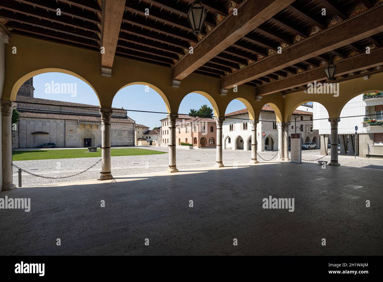 Spilimbergo, Italia. 3 giugno 2021. Vista su piazza Duomo da sotto il portico del palazzo la Loggia Foto Stock