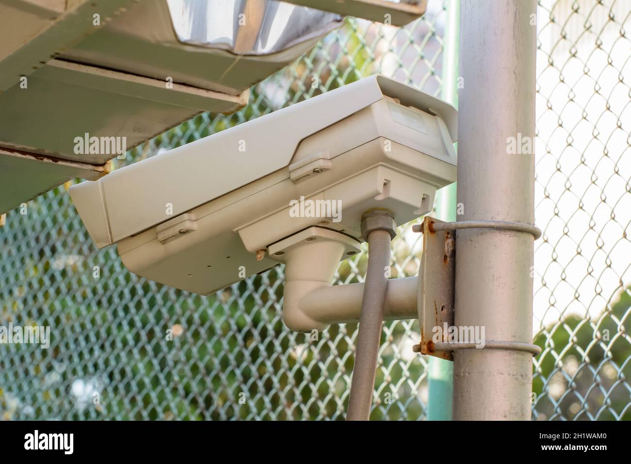 Telecamera TVCC montato su un palo in acciaio. Foto Stock