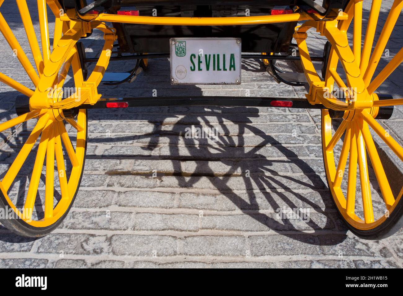 Carrozza trainata da cavalli tradizionale con targa di Siviglia. Quartiere di Santa Cruz, Siviglia, Andalusia, Spagna Foto Stock
