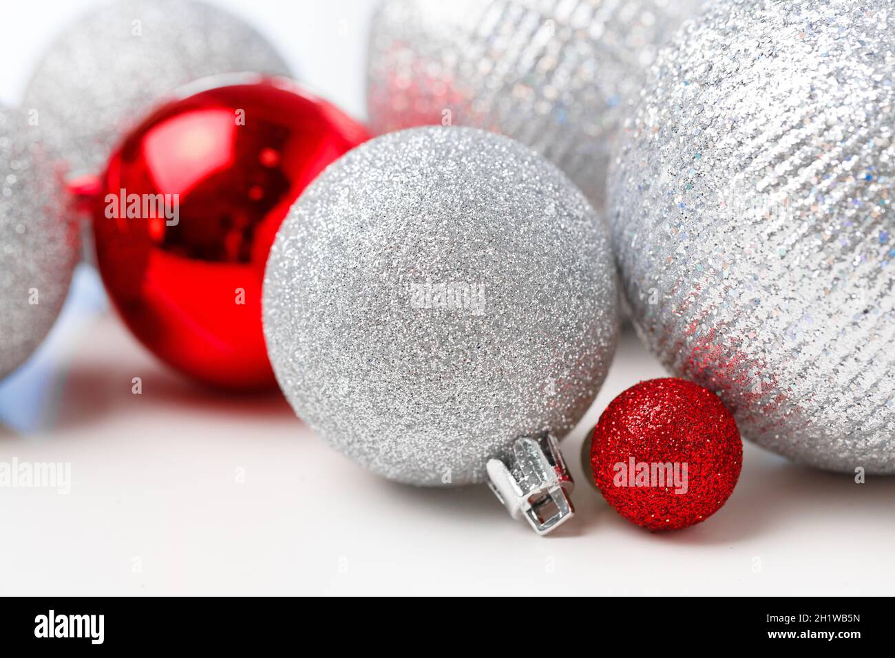 Albero di Natale baubles isolato su sfondo bianco Foto Stock