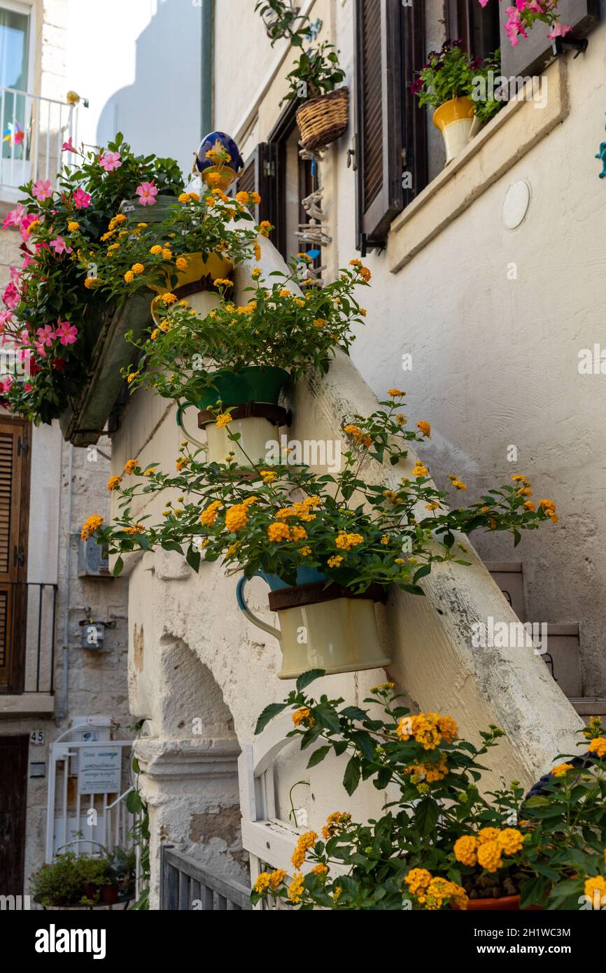 Polignano a Mare, Italia - 17 Settembre 2019: l'incantevole e romantico centro storico di Polignano a Mare, Puglia, Italia meridionale Foto Stock