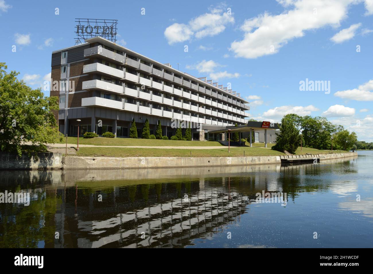 SMITHS FALLS, ONTARIO, CA, 16 GIUGNO 2021: Una vista completa dal lato dell'acqua dell'Econo Lodge Hotel situato nel cuore del canale Rideau in sensati Foto Stock