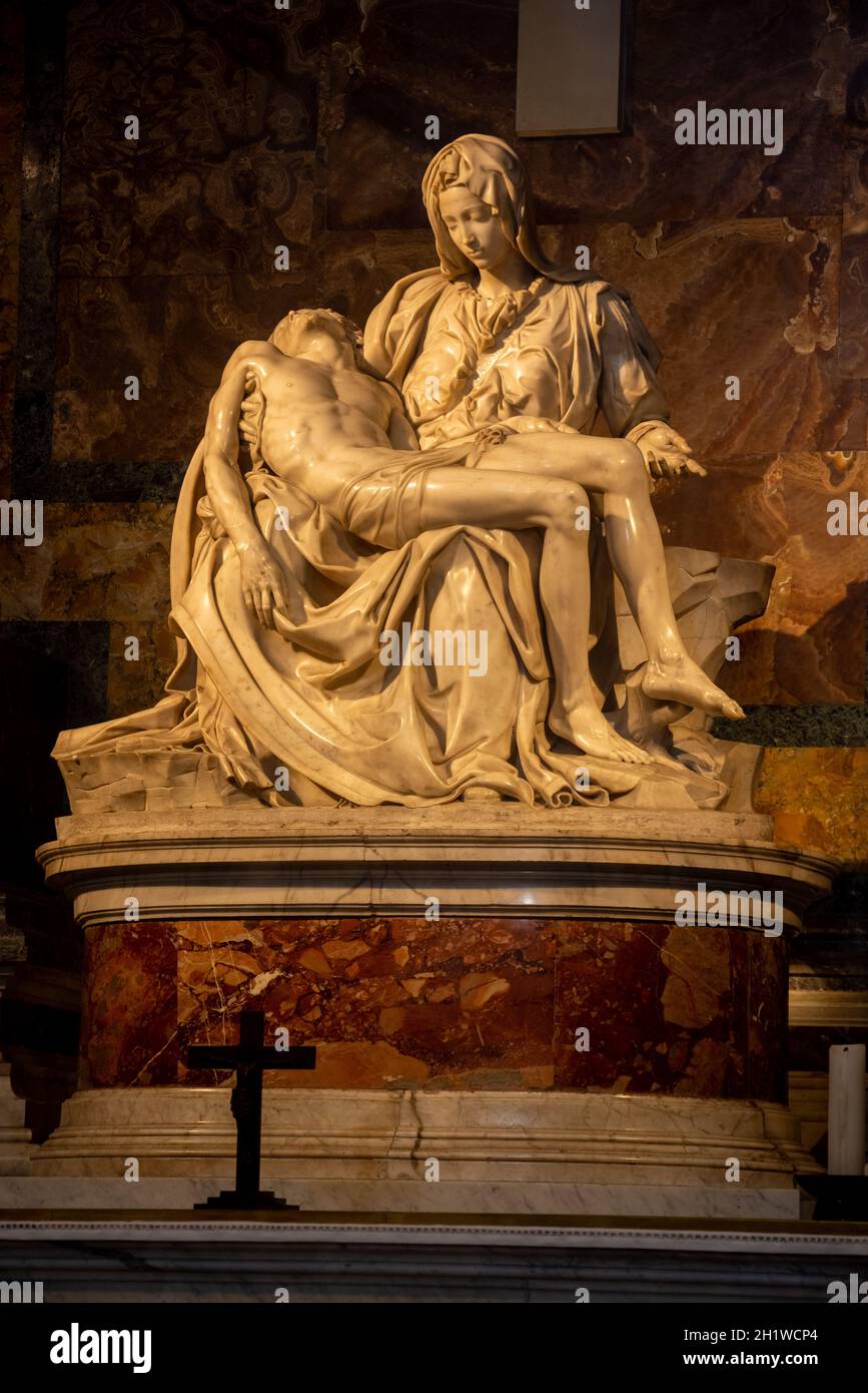 La magnifica Pieta è un'opera di scultura rinascimentale di Michelangelo  Buonarroti all'interno della basilica di San Pietro, Roma. CITTÀ DEL  VATICANO Foto stock - Alamy