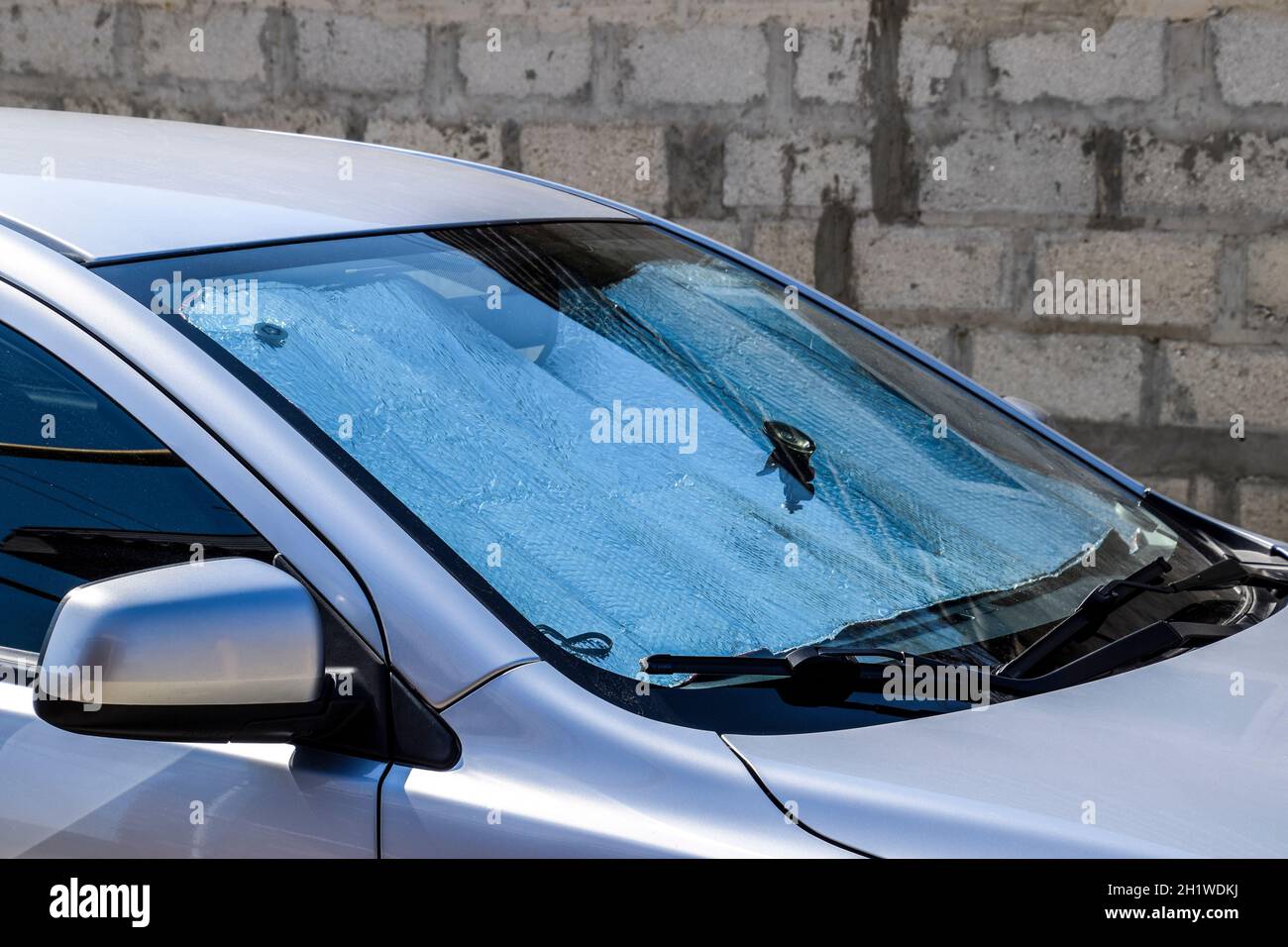 Protezione del pannello di auto dalla luce diretta del sole. Sun riflettore parabrezza. Foto Stock