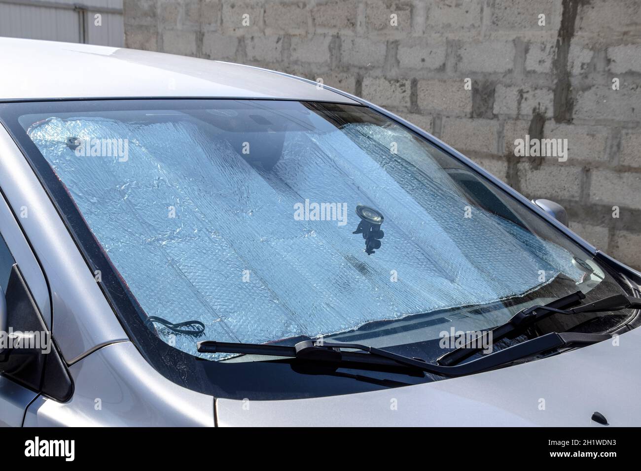 Sun riflettore parabrezza. Protezione del pannello di auto dalla luce diretta del sole. Foto Stock