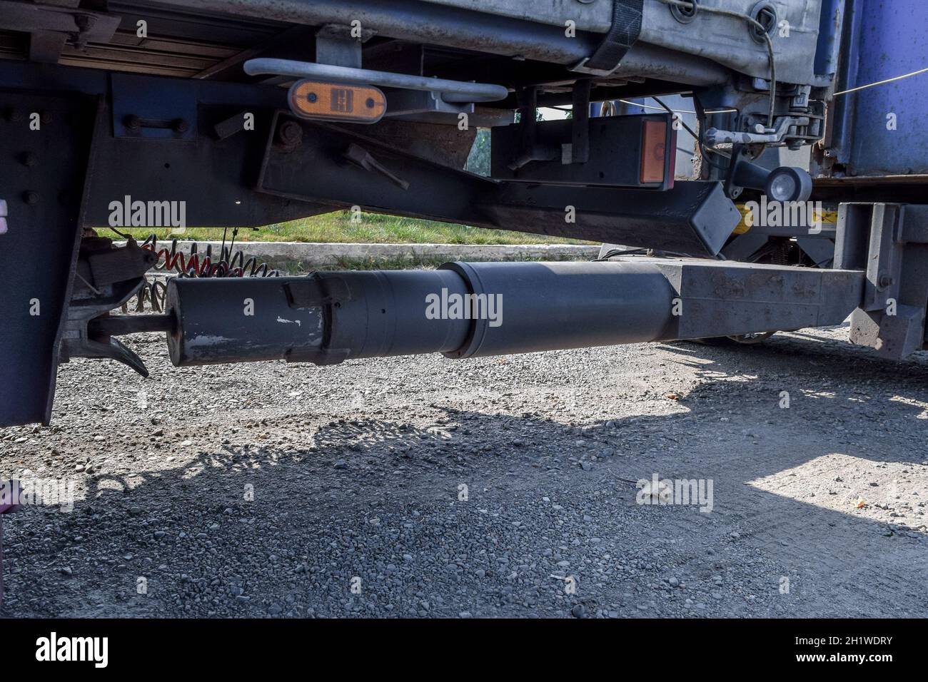 Il sollevatore di carrello. L'aggancio di un rimorchio. Attrezzature per il trasporto di merci. Foto Stock