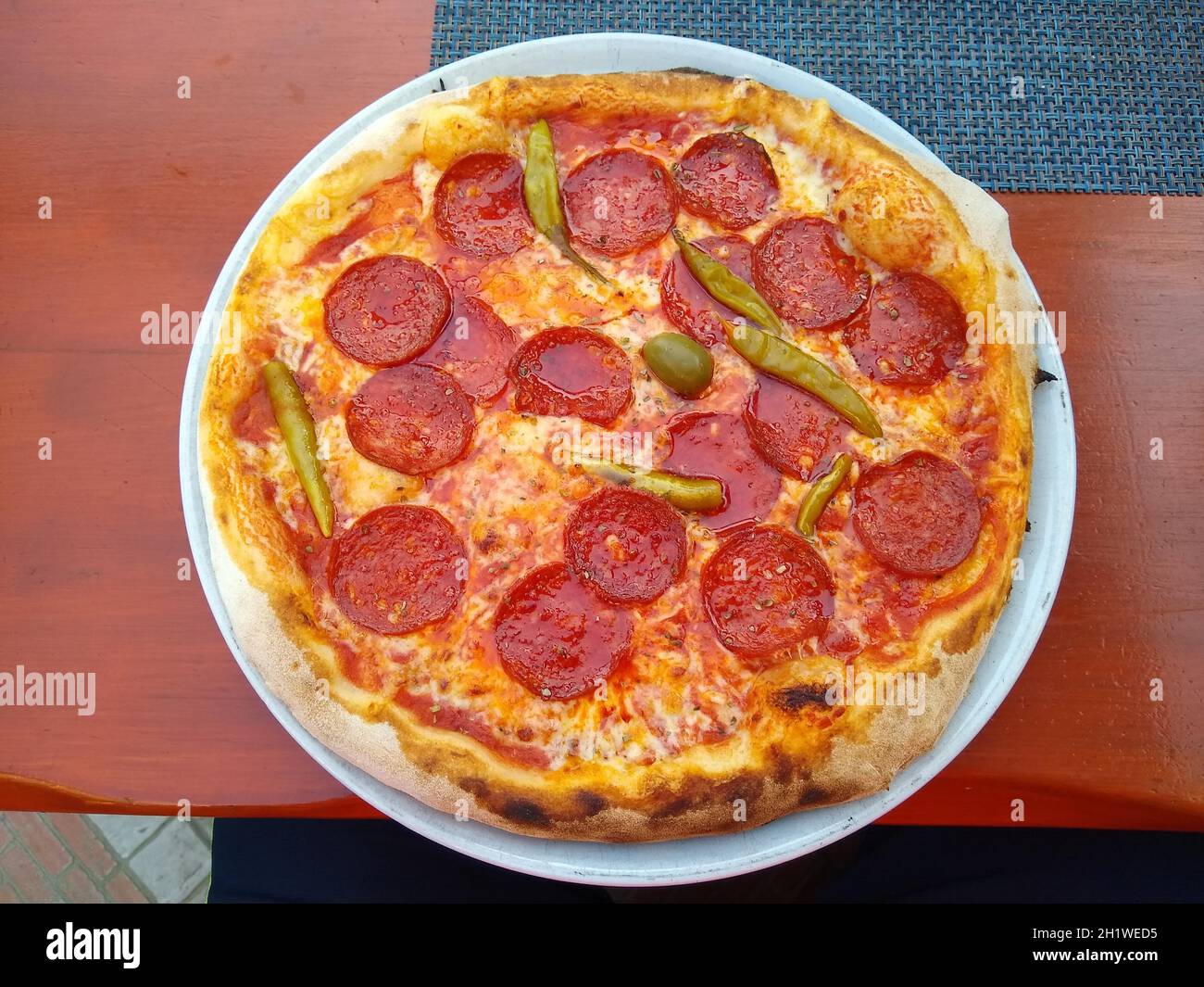 Pizza Diavola mit scharfer Salami und feurigem Paprika Themenbild Kroatien / Hrvatska / Croazia 2021 Foto Stock