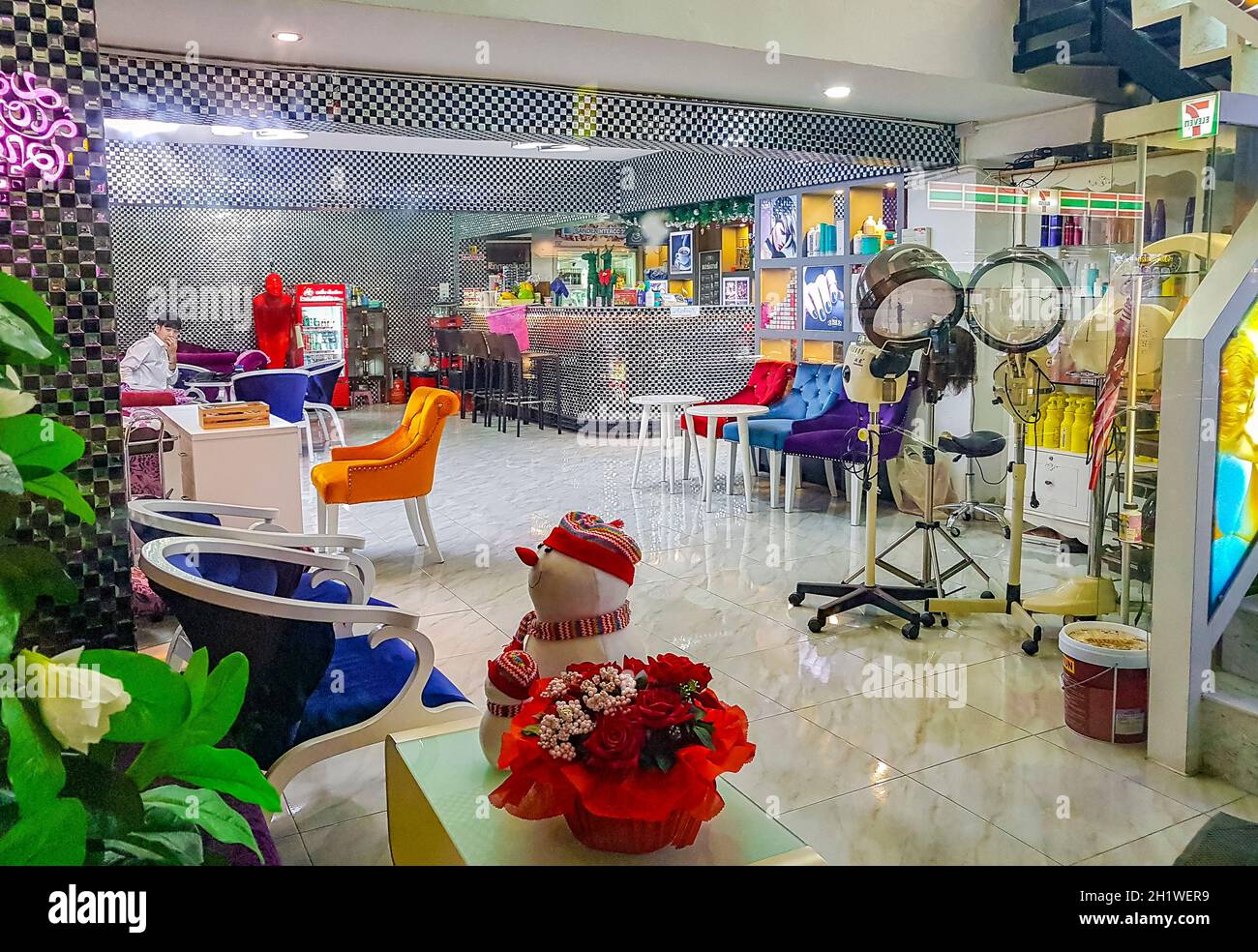 Aree pulite e vuote del centro commerciale all'interno di Bangkok, Thailandia. Foto Stock
