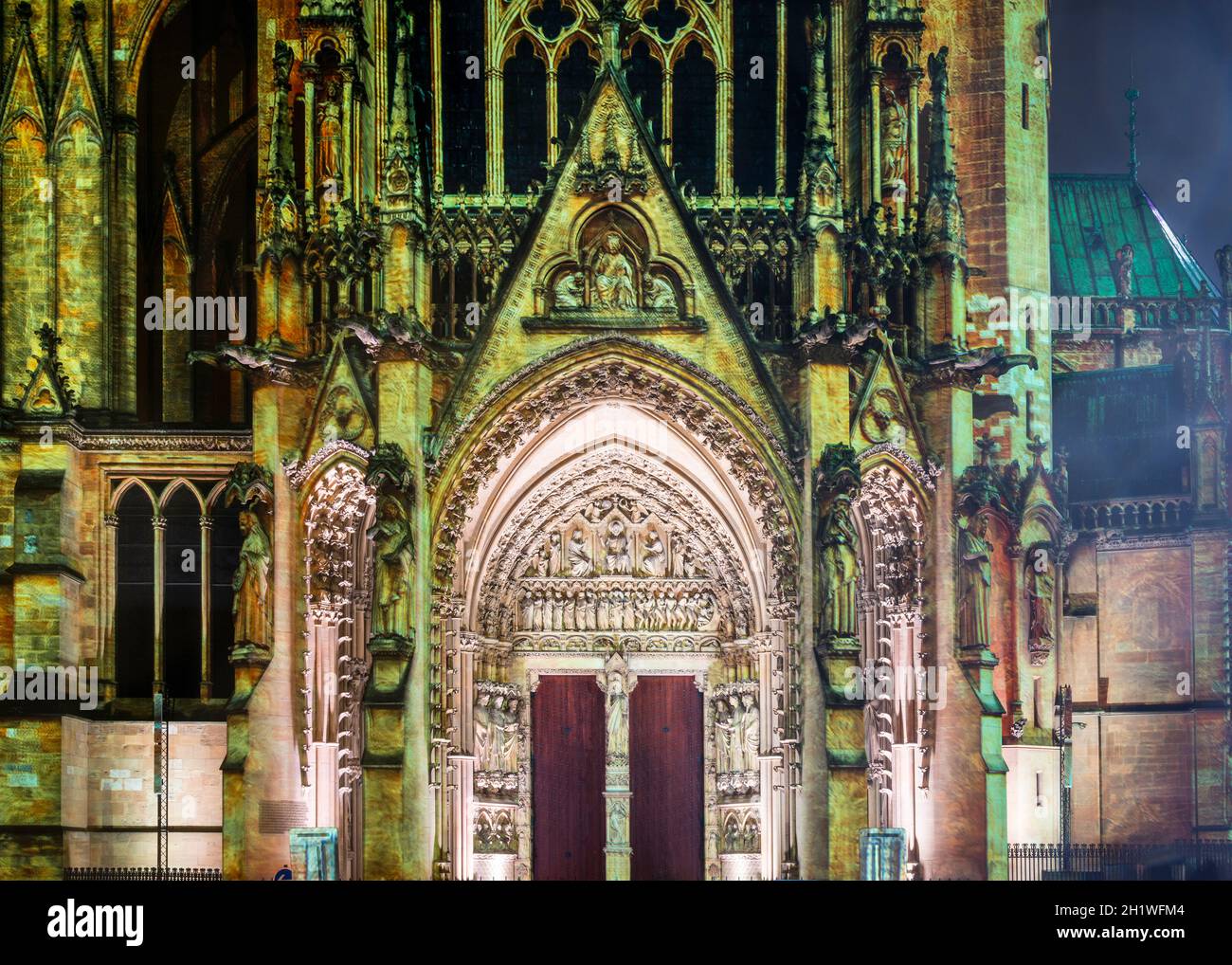 FRANCIA. MOSELLA (57). METZ. CATTEDRALE DI SANTO STEFANO. VIDEO CARTOGRAFIA SULLA FACCIATA DEL BEST WESTERN. 1220-2020: 'LA LANTERNE DU BON DIEU', 800 ANNI DI LUCE, Foto Stock