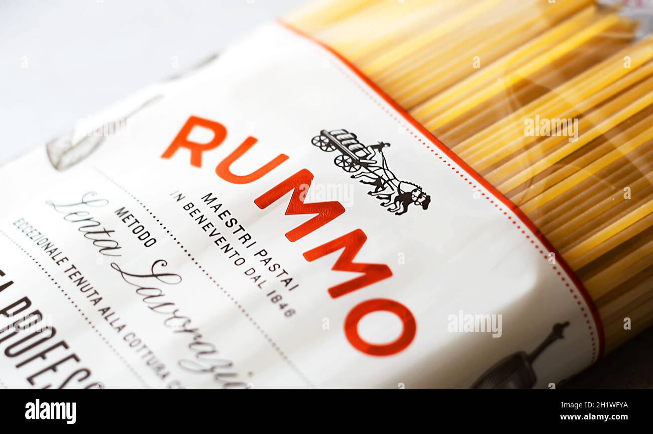 Roma, Italia, 15 novembre 2020: Il logo Rummo stampato sulla confezione trasparente di spaghetti. Famoso marchio italiano nel mercato della pasta. Illus Foto Stock