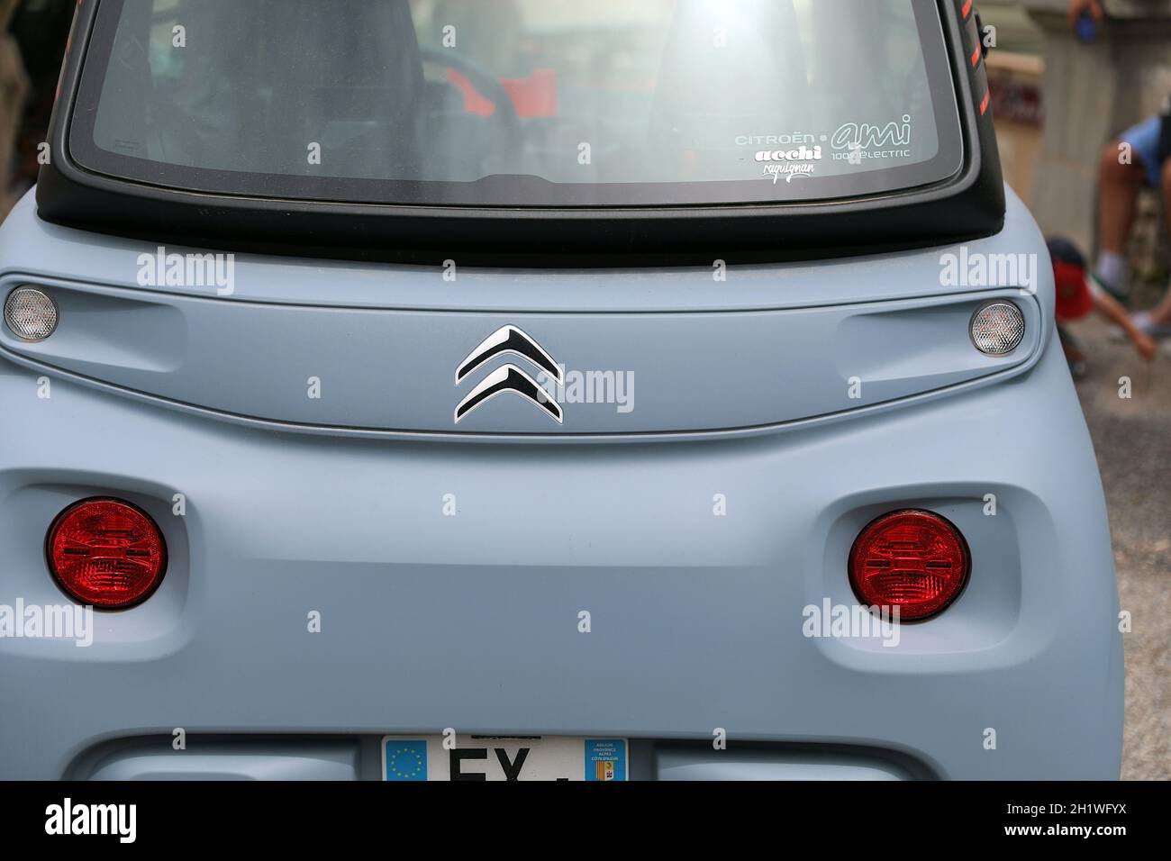 Seillans, Francia - 19 giugno 2021: Primo piano Vista posteriore DI UNA piccola Citroen Ami elettrica a due posti Micro-City parcheggiata nella strada dei Seillans Foto Stock