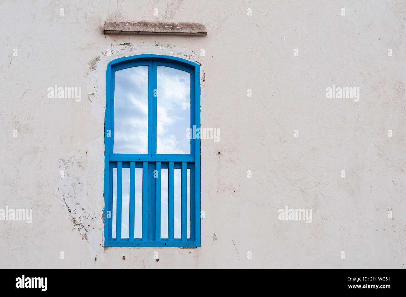 Facciata bianca della casa con cornice blu della finestra Foto stock - Alamy