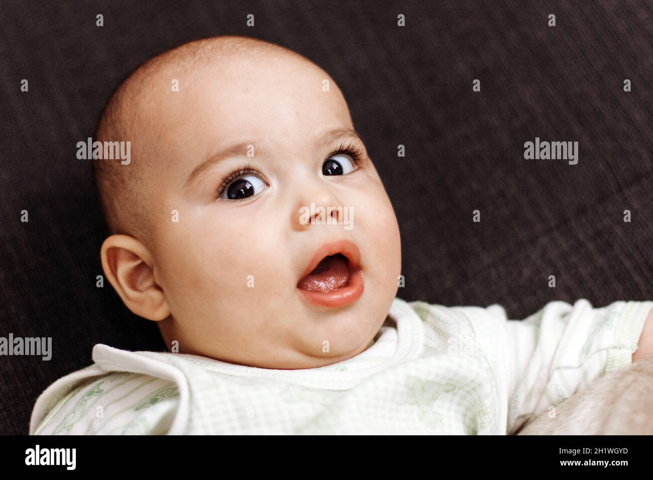 Bambino dolce con guance chubby e occhi grandi. Ritratto di bambino felice Foto Stock