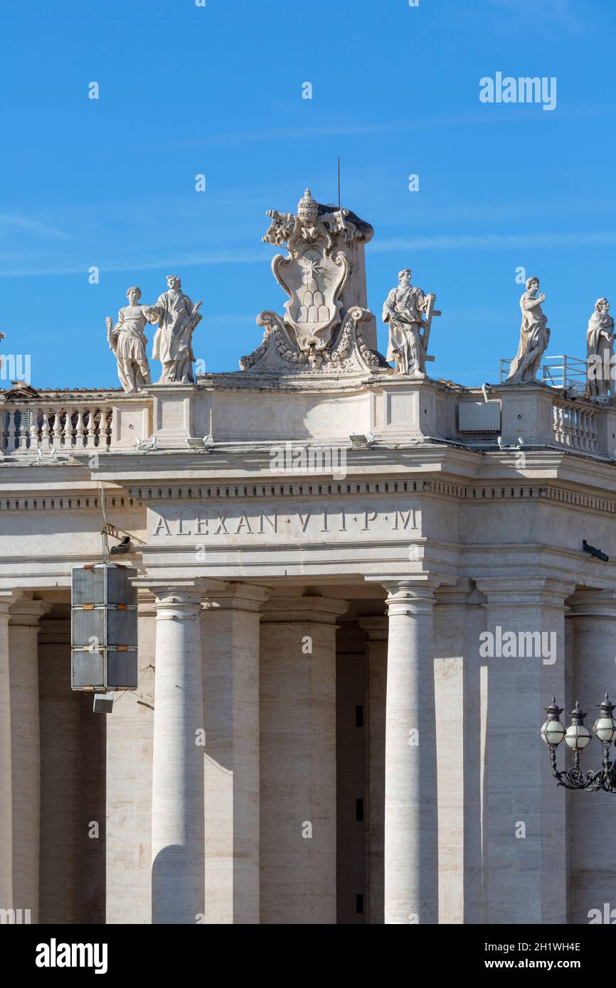 Gli stemmi della Santa Sede e dello Stato della Città del Vaticano e Piazza  San Pietro e la Città del Vaticano, l'UNESCO, Roma, lazio, Italy Foto stock  - Alamy