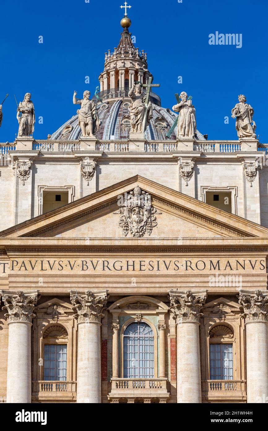 Vaticano, Roma, Italia - 9 ottobre 2020: Facciata della Basilica di San Pietro. Balcony chiamò la Loggia Benedizione da cui il neo eletto Papa elegge Foto Stock