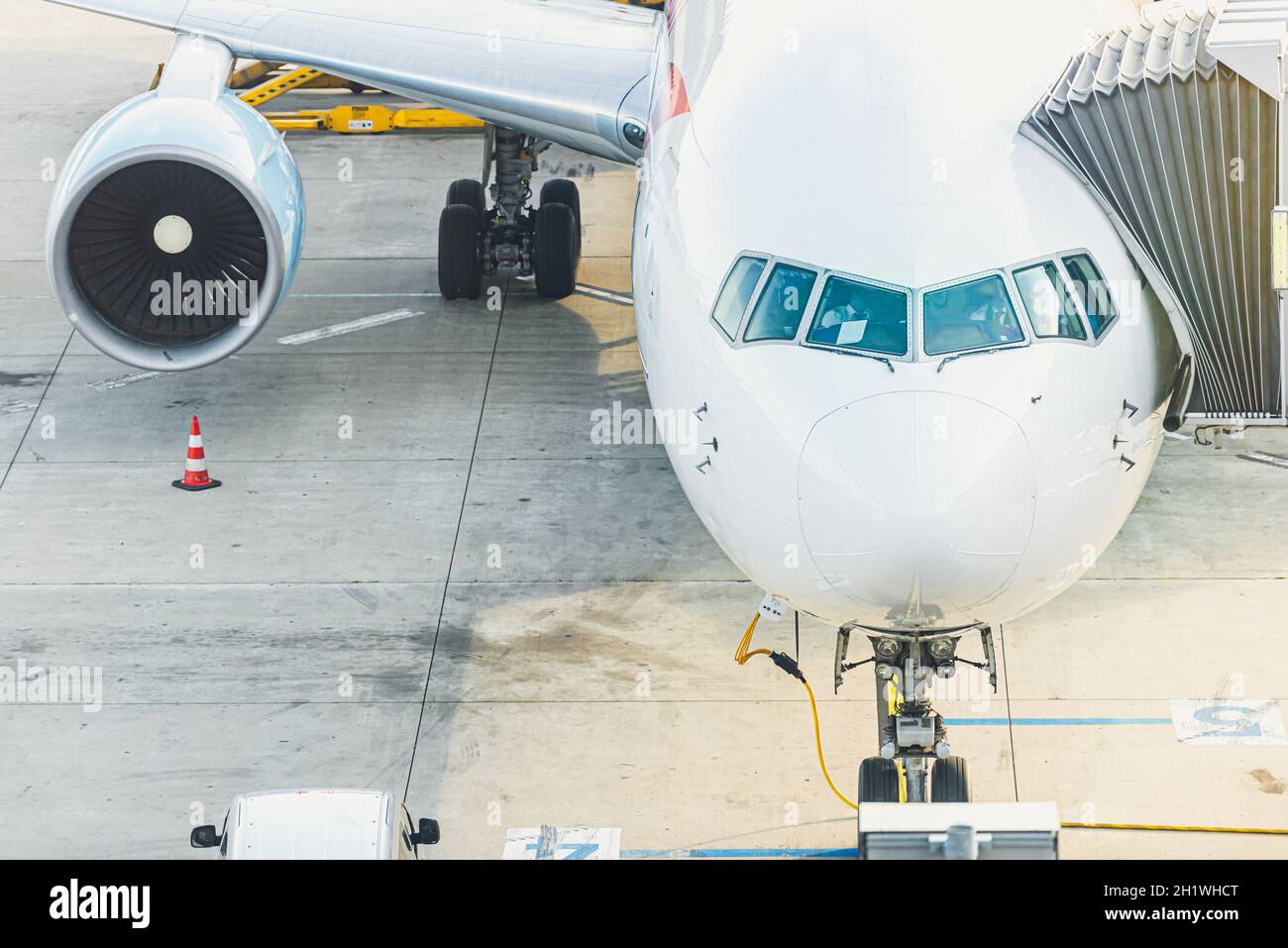 Moderno jet Passanger parcheggiato in pista in aeroporto. Viaggi aerei e aeroplani. Foto Stock