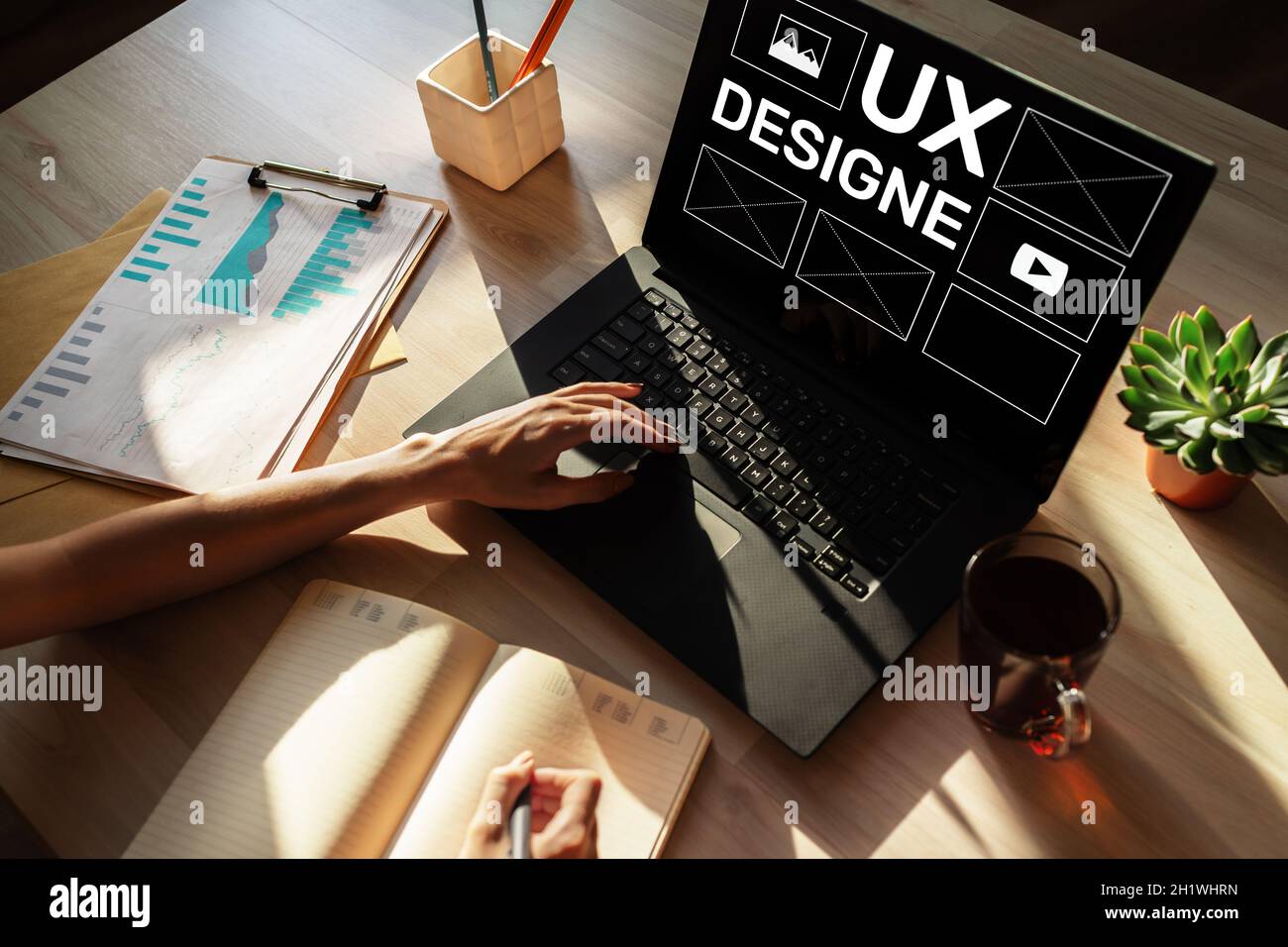 Progettazione UX. User Experience Designer, sviluppo di applicazioni e Web. Internet e concetto di tecnologia. Foto Stock