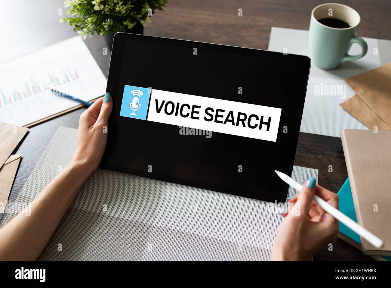 Applicazione di ricerca vocale sullo schermo del dispositivo. Internet e tecnologia. Foto Stock