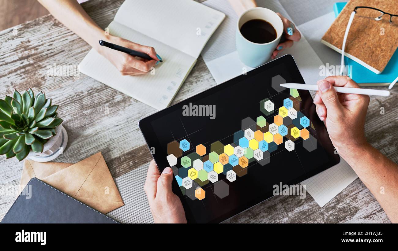 Icone colorate DELLE APP sullo schermo del tablet. Sviluppo di applicazioni personali e software. Internet e concetto di tecnologia. Foto Stock