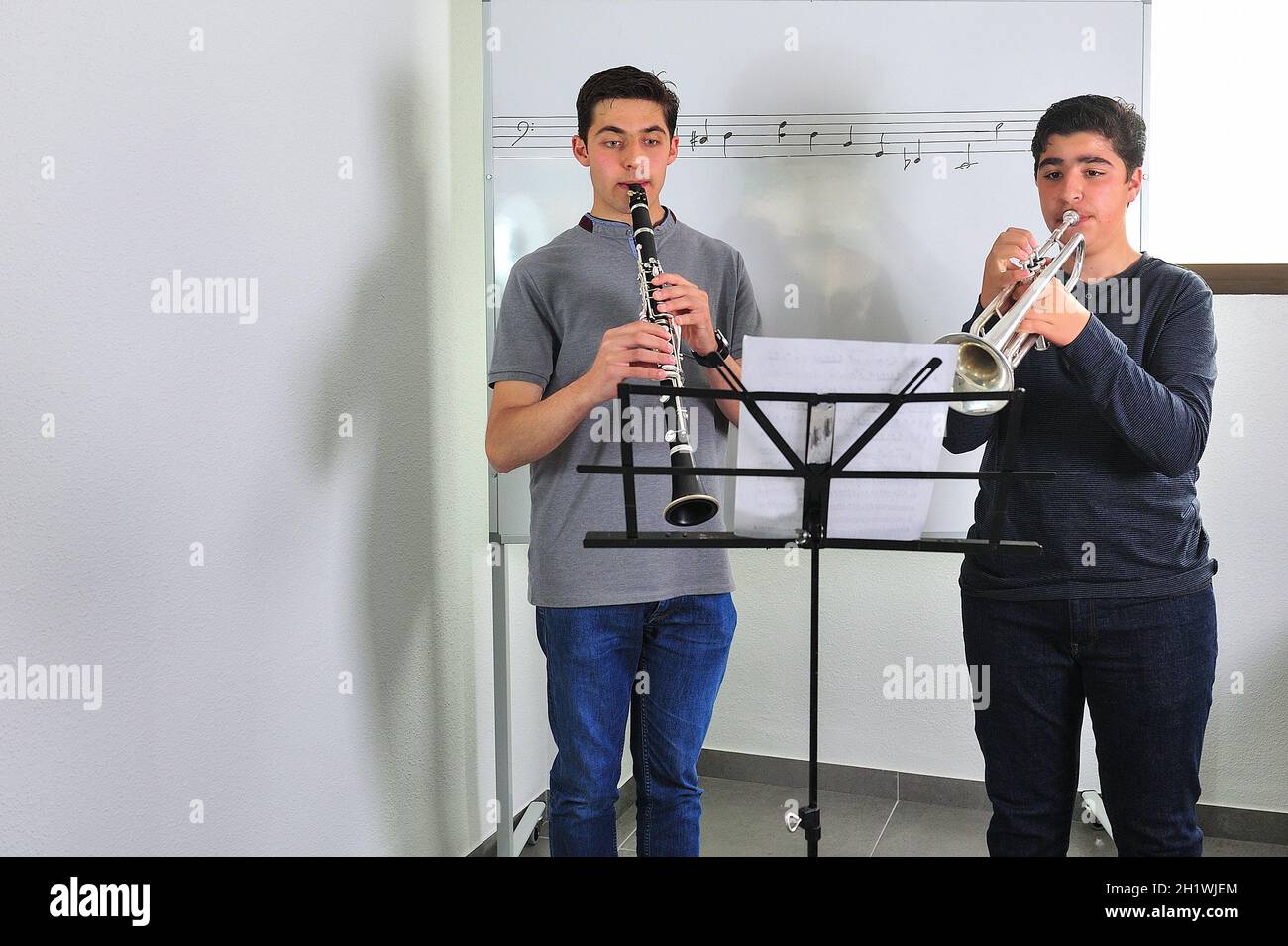 Giovani studenti di musica studiano lezioni di musica in aula. Foto Stock