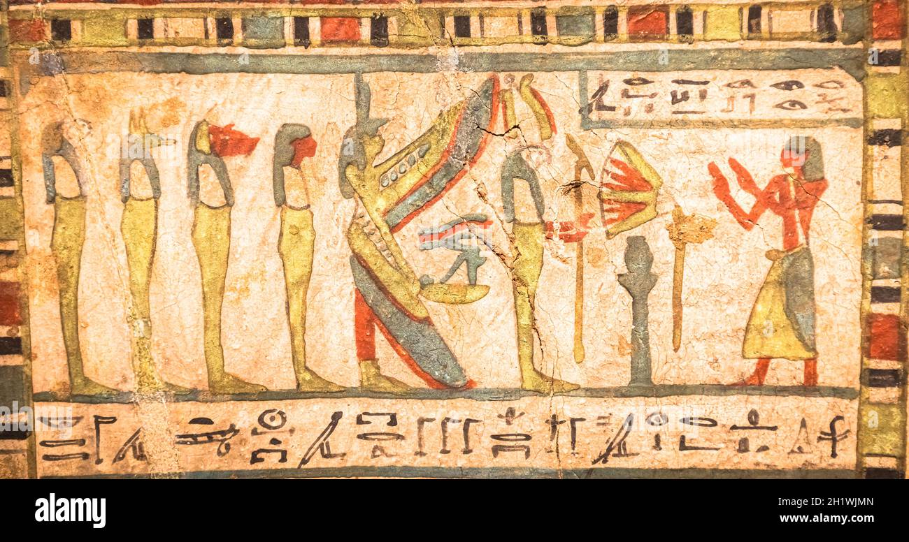 TORINO, ITALIA - CIRCA MAGGIO 2021: Archeologia egiziana. Antico geroglifico, ca. 580 a.C. con Iside e i quattro figli di Horus Foto Stock