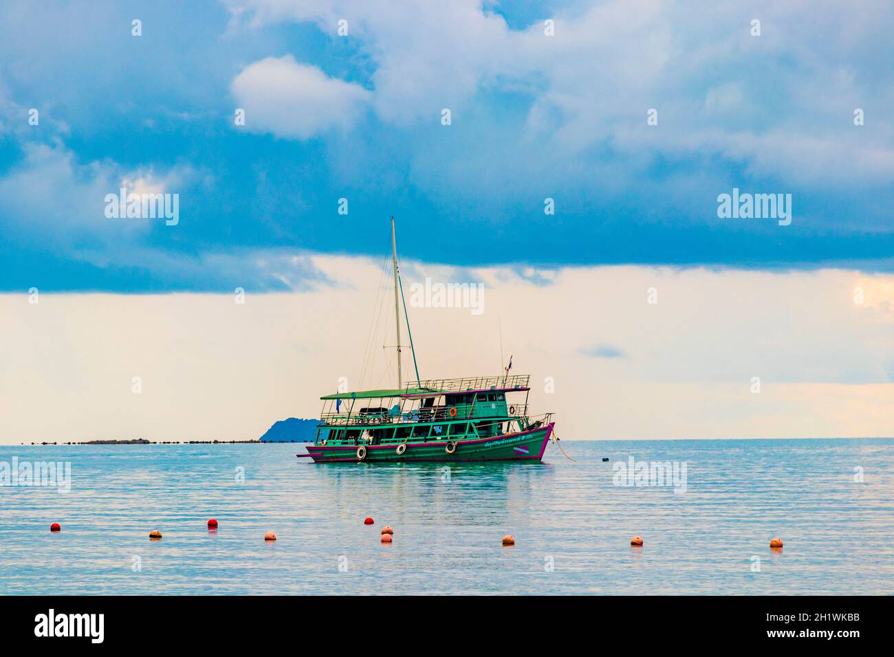 Surat Thani Thailandia 25. Maggio 2018 Bo Phut Beach panorama con barca turchese sull'isola di Koh Samui in Thailandia. Foto Stock