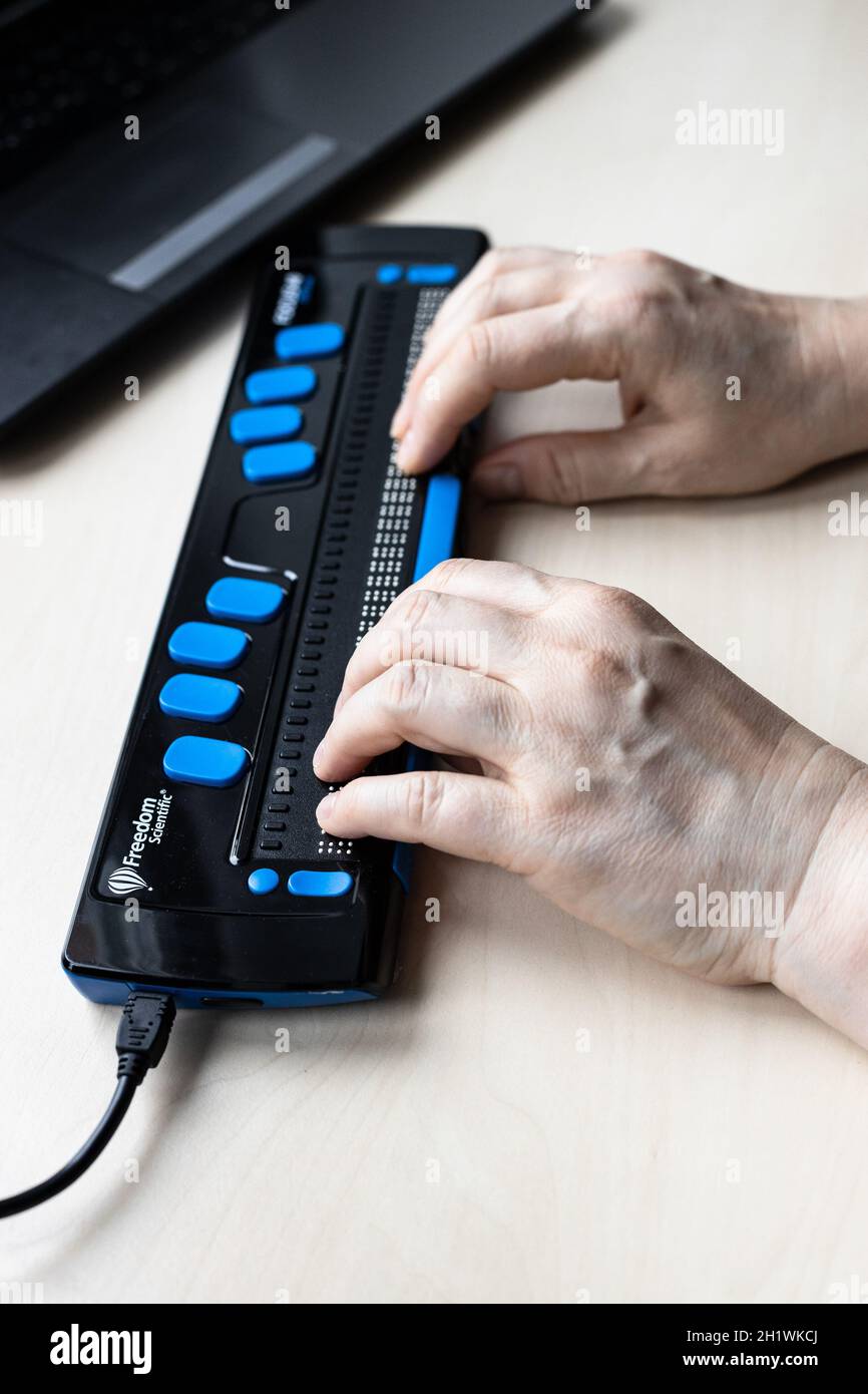 Mosca, Russia - 5 giugno 2021: Donna che legge con Focus 40 Blue Braille Display. Freedom Scientific è il più grande produttore di tecnolog assistivo Foto Stock