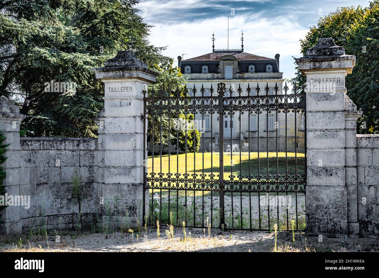 L'enologo Château Taillefer a Pomeral, uno dei villaggi più prestigiosi del distretto enologico AOC Saint-Émilion., Francia meridionale Foto Stock