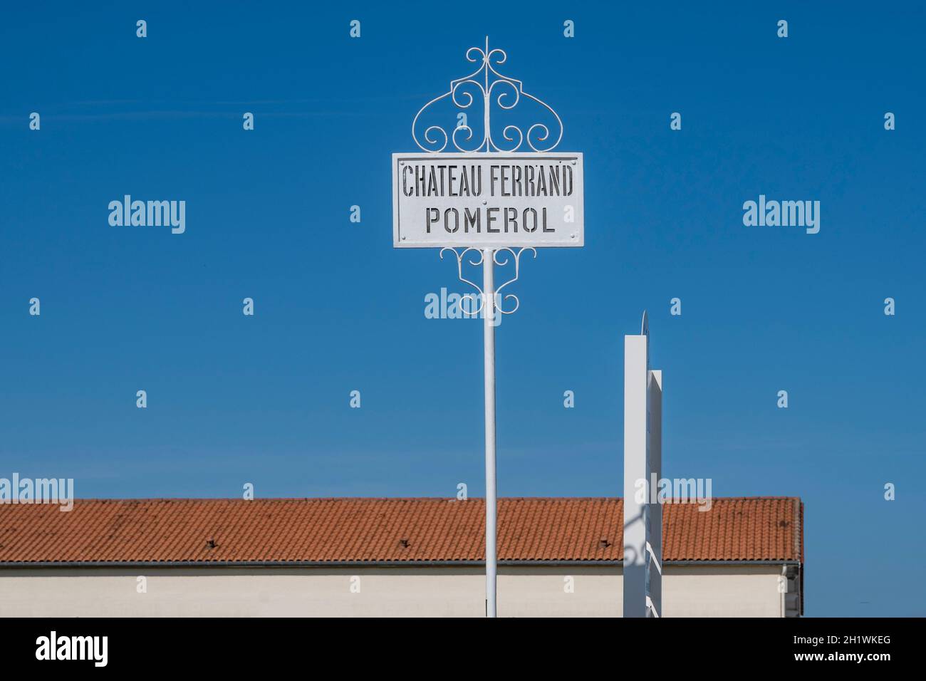 L'enologo Château Ferrand a Pomerol, uno dei villaggi più prestigiosi del distretto enologico AOC Saint-Émilion., Francia meridionale Foto Stock