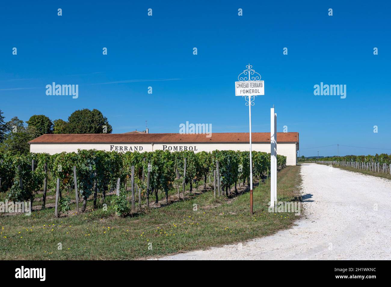 L'enologo Château Ferrand a Pomerol, uno dei villaggi più prestigiosi del distretto enologico AOC Saint-Émilion., Francia meridionale Foto Stock