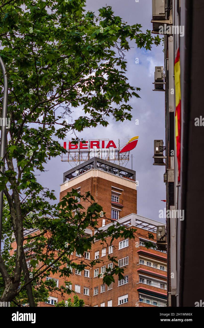 MADRID, SPAGNA – 12 MAGGIO 2021: Logo Iberia Airlines sulla parte superiore di un edificio a Madrid, Spagna Foto Stock