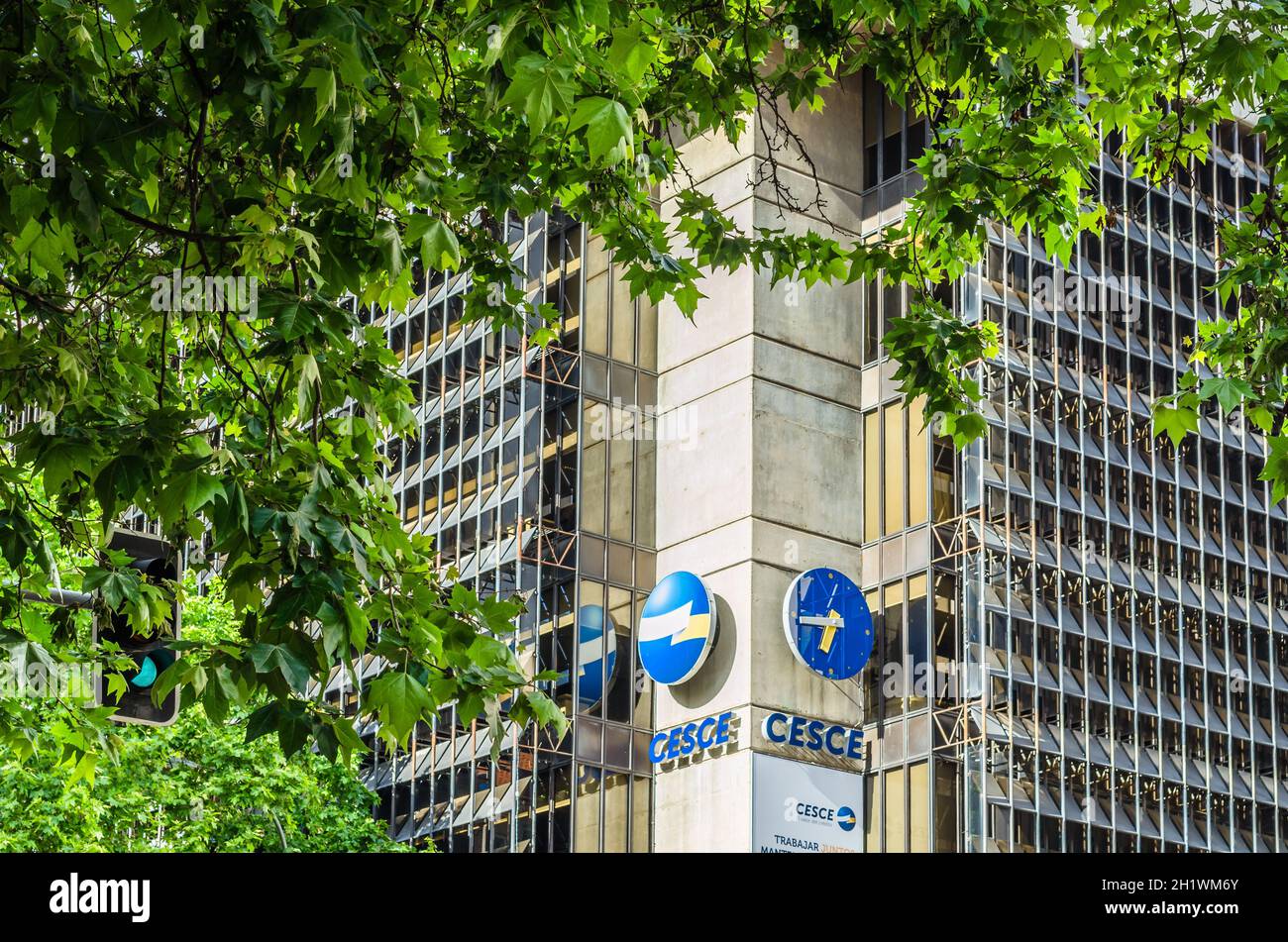 MADRID, SPAGNA – 12 MAGGIO 2021: Sede centrale CESCE a Madrid, Spagna. CESCE (Spanish Export Credit Insurance Company) è una mana a rischio commerciale Foto Stock