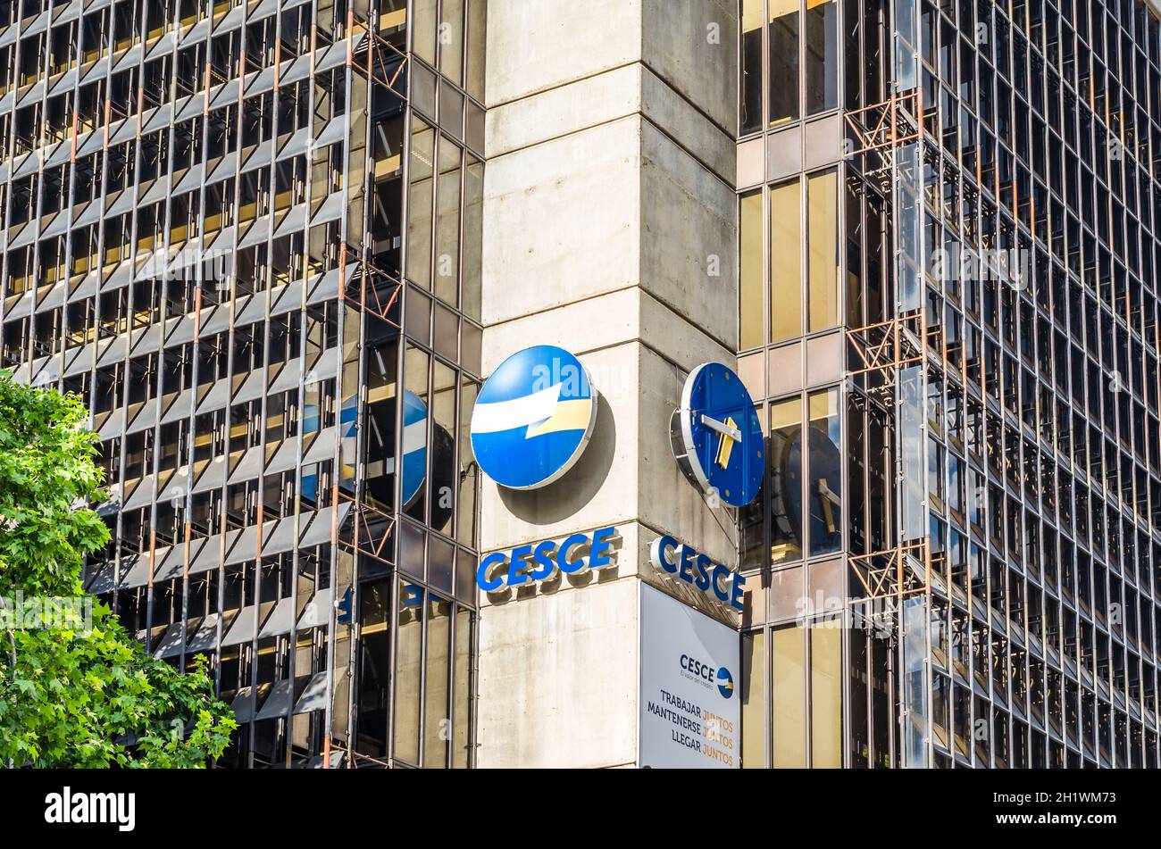 MADRID, SPAGNA – 12 MAGGIO 2021: Sede centrale CESCE a Madrid, Spagna. CESCE (Spanish Export Credit Insurance Company) è una mana a rischio commerciale Foto Stock