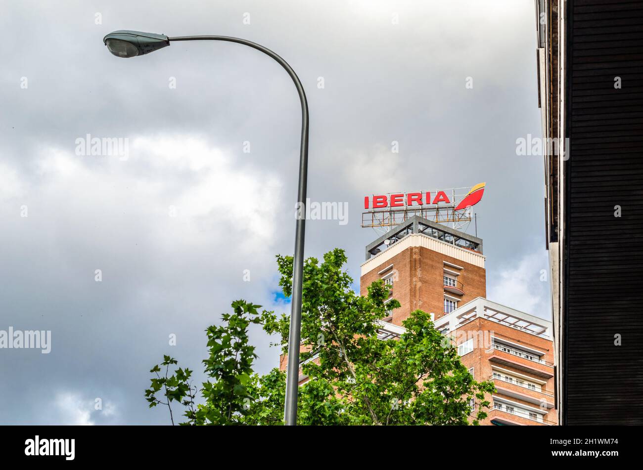 MADRID, SPAGNA – 12 MAGGIO 2021: Logo Iberia Airlines sulla parte superiore di un edificio a Madrid, Spagna Foto Stock